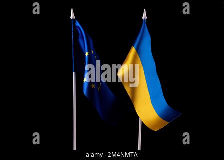 Drapeau de l'Ukraine et de l'Europe sur fond noir. Le concept de soutien à l'Ukraine en temps difficiles Banque D'Images