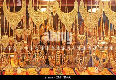 Istanbul, Turquie - 24 février. 2017: Vitrine du magasin de bazar avec des amulettes de bijoux en or de style oriental traditionnel, des anneaux, des chaînes Banque D'Images