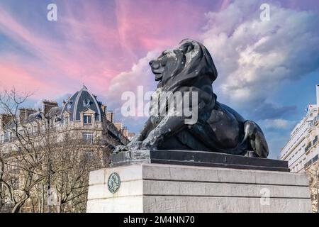 Paris, France, magnifique place du lion Denfert-Rochereau dans le 14E arrondissement, avec des bâtiments typiques Banque D'Images