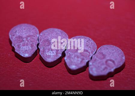 Rose crâne ecstasy pilule gros plan haute qualité impressions violet armée dope stupéfiants substance dose élevée psychédélique mode de vie Banque D'Images