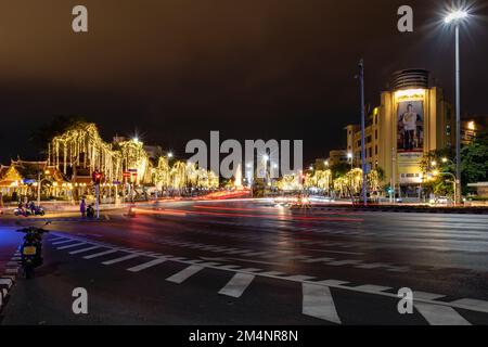 Bangkok, Thaïlande. 14 novembre 2022. Prise de vue nocturne en exposition prolongée avec des pistes lumineuses d'une rue très éclairée de Bangkok, Thaïlande. Banque D'Images