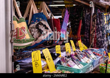 Bangkok, Thaïlande. 16 novembre 2022. Articles de mode faits main à vendre à Chinatown, Bangkok, Thaïlande Banque D'Images