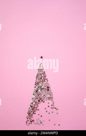 Sapin rose scintillant avec étoile, objet texturé scintillant brillant, motif Noël et nouvel an et carte de célébration Banque D'Images