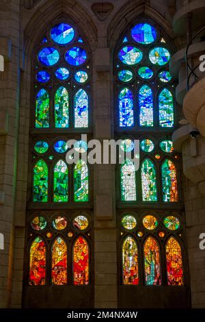 Cathédrale de la Sagrada Familia avec vitraux colorés, Barcelone, Catalogne, Espagne Banque D'Images