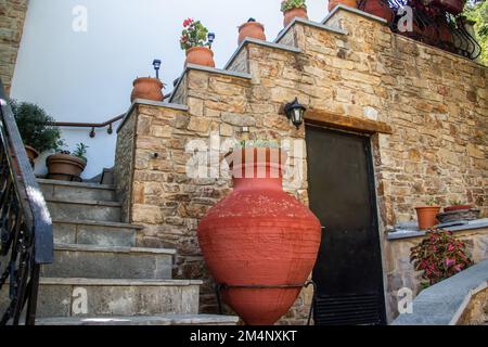 Couleur marron vieilles amphores d'argile de grande taille dans photos Island, Grèce, exposée à l'extérieur de la maison locale, fait à la main par un artisan local. Banque D'Images