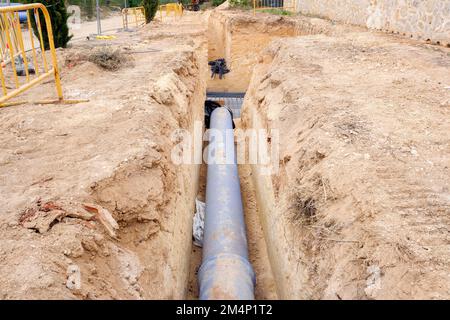 De grands tuyaux modernes en PVC pour canaliser l'eau sanitaire urbaine, avant d'être installés. Banque D'Images