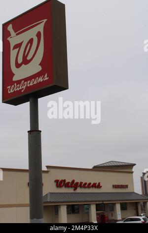 San Antonio, États-Unis. 22nd décembre 2022. Un panneau Walgreens devant un magasin Walgreens à San Antonio, Texas, États-Unis, sur 22 décembre 2022. Walgreens fournit des tests sur le trottoir pour le COVID-19 sur rendez-vous. (Photo par Carlos Kosienski/Sipa USA) crédit: SIPA USA/Alay Live News Banque D'Images