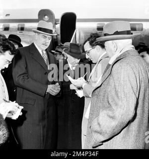 Arrivée d'Acheson à la conférence de l'OTAN avec la délégation des États-Unis. Photographies des programmes du Plan Marshall, des pièces justificatives et du personnel Banque D'Images