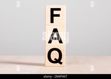 FAQ, Foire aux questions et concept de réponses. Acronyme QnA sur les blocs de bois sur la table en bois. Photo de haute qualité Banque D'Images