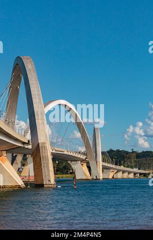 Un cliché vertical du Justcelino Kubitschek contre un ciel bleu à Brasilia, au Brésil Banque D'Images