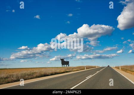 Paysage pittoresque près de Benavente avec le taureau Osborne également connu sous le nom de Toro de Osborne, province de Zamora, Castille Leon, Espagne Banque D'Images