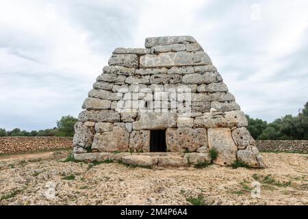 Naveta d'es Tudons, ou Naveta d'es Tudons, tombeau de chambre préhistorique sur l'île de Minorque, îles Baléares , Espagne. Banque D'Images