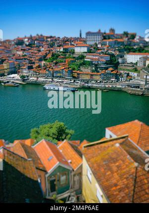 Vue sur le fleuve Douro et le centre historique de Porto, Portugal. Banque D'Images