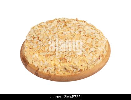 Gâteau suédois aux amandes sur fond blanc : blancs d'œufs moelleux dans la base et riches jaunes d'œufs dans la crème anglaise, sans gluten. Gâteau fait maison. Banque D'Images