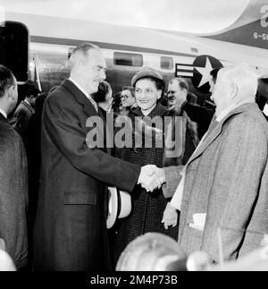 Arrivée d'Acheson à la conférence de l'OTAN avec la délégation des États-Unis. Photographies des programmes du Plan Marshall, des pièces justificatives et du personnel Banque D'Images