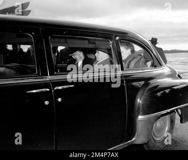 Arrivée d'Acheson à la conférence de l'OTAN avec la délégation des États-Unis. Photographies des programmes du Plan Marshall, des pièces justificatives et du personnel Banque D'Images