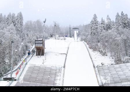 Le saut à ski de Mühlenkopf à Willingen, en Allemagne. Les stands sont désertés, il neige et c'est des conditions optimales pour le saut à ski. Banque D'Images