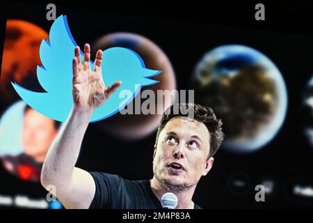 22 décembre 2022, cours la ville, Auvergne Rhône Alpes, France: Image composite: MUSC, sa main levée, souligne le logo Twitter. En arrière-plan, le profil Twitter DE MUSK. ELON MUSK, le PDG actuel de Twitter, a effectué un sondage dans lequel il a demandé aux utilisateurs s'il devait ou non démissionner de son poste de PDG du réseau social. La majorité d'entre eux ont voté oui. (Credit image: © Adrien Fillon/ZUMA Press Wire) Credit: ZUMA Press, Inc./Alamy Live News Banque D'Images