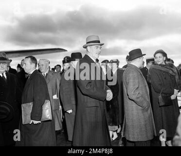 Arrivée d'Acheson à la conférence de l'OTAN avec la délégation des États-Unis. Photographies des programmes du Plan Marshall, des pièces justificatives et du personnel Banque D'Images