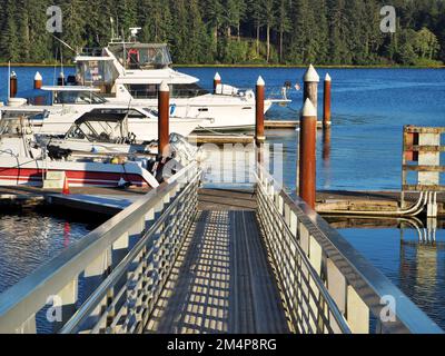 De nombreux bateaux amarrés dans le port de Florence sur la Siuslaw avec rampe menant au quai Banque D'Images