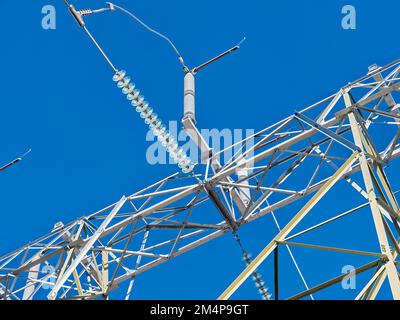 Détail des câbles et des isolants sur le dessus d'une tour de transmission haute tension Banque D'Images