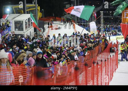 Notre Dame de Campiglio, Italie. 22nd décembre 2022. Sport Sci Madonna di Campiglio, Slalom de nuit pour hommes, 22 décembre 2022. PH Felice Calabro'/Fotogramma Editorial usage seulement crédit: Agence de photo indépendante/Alamy Live News Banque D'Images