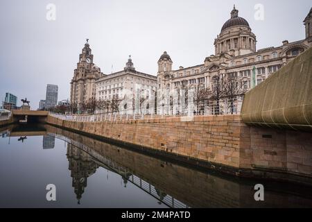 Le Royal Liver Building, le Cunard Building et le Port of Liverpool Building se reflètent dans l'eau du canal Leeds Liverpool lorsqu'il passe le long Banque D'Images