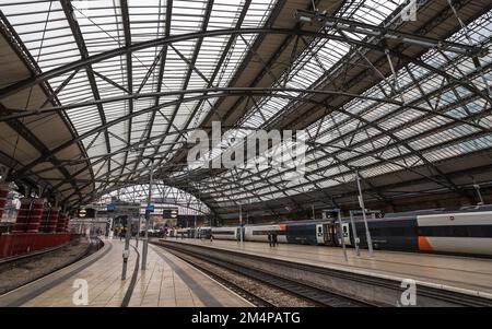 Les passagers font leurs adieux sur la plate-forme de la gare de Liverpool Lime Street, alors qu'un train se prépare à partir pour Londres en décembre 2022. Banque D'Images