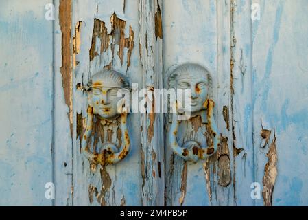 vieux bouton de porte historique en métal, porte avec figure de tête femelle Banque D'Images