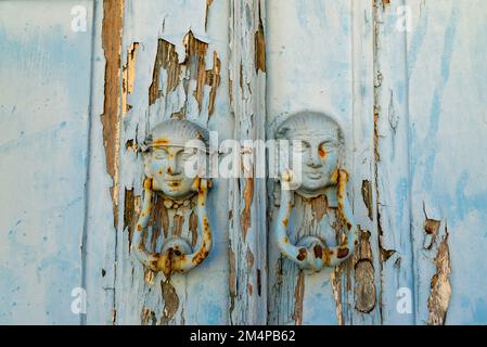 vieux bouton de porte historique en métal, porte avec figure de tête femelle Banque D'Images