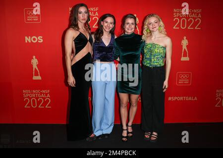 Amsterdam, pays-Bas. 21st décembre 2022. AMSTERDAM, PAYS-BAS - DÉCEMBRE 21: Suzanne Scholing, Selma Poutsma, Yara van Kerkhof et Xandra Velzeboer sur le tapis rouge avant le nos | NOC*NSF Sportgala à l'AFAS Live sur 21 décembre 2022 à Amsterdam, pays-Bas (photo de Joris Verwijst/BSR Agency) Credit: BSR Agency/Alay Live News Banque D'Images