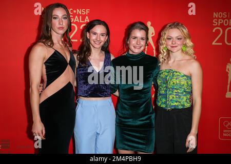 Amsterdam, pays-Bas. 21st décembre 2022. AMSTERDAM, PAYS-BAS - DÉCEMBRE 21: Suzanne Scholing, Selma Poutsma, Yara van Kerkhof et Xandra Velzeboer sur le tapis rouge avant le nos | NOC*NSF Sportgala à l'AFAS Live sur 21 décembre 2022 à Amsterdam, pays-Bas (photo de Joris Verwijst/BSR Agency) Credit: BSR Agency/Alay Live News Banque D'Images