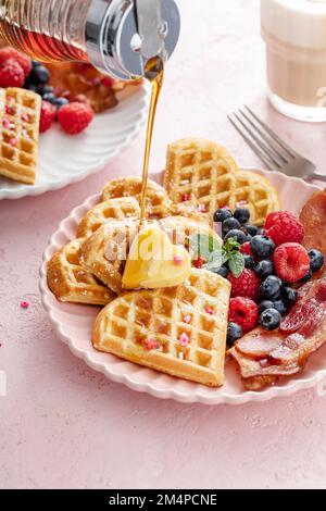 Petit déjeuner de la Saint-Valentin avec gaufres en forme de cœur Banque D'Images