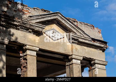 Façade d'entrée de style staliniste d'un ancien bâtiment soviétique de style sorbby, par une journée ensoleillée au ciel bleu Banque D'Images