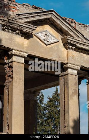 Façade d'entrée de style staliniste d'un ancien bâtiment soviétique de style sorbby, par une journée ensoleillée au ciel bleu Banque D'Images