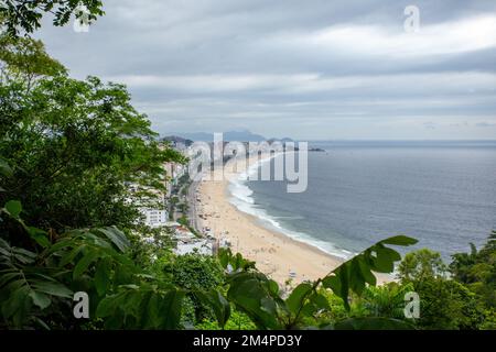 Plage de leblon vue depuis le point de vue de la falaise à Rio de Janeiro. Banque D'Images