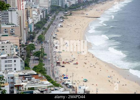 Plage de leblon vue depuis le point de vue de la falaise à Rio de Janeiro. Banque D'Images