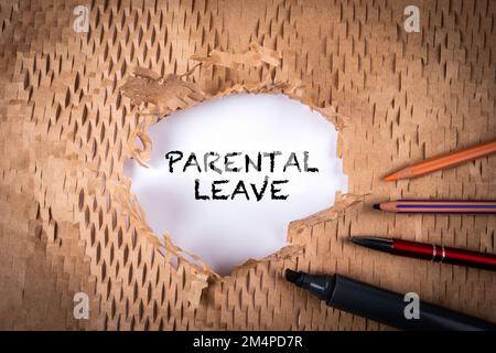 CONGÉ PARENTAL. Texte, papeterie et carton déchiré sur fond blanc. Banque D'Images