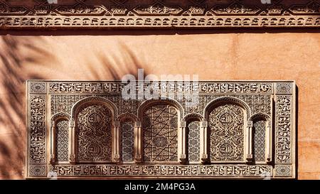 Sculptures avec arches et ornements sur façade, détail, tombes saadiennes ou tombes saadites, site classé au patrimoine mondial de l'UNESCO, Marrakech, Maroc Banque D'Images