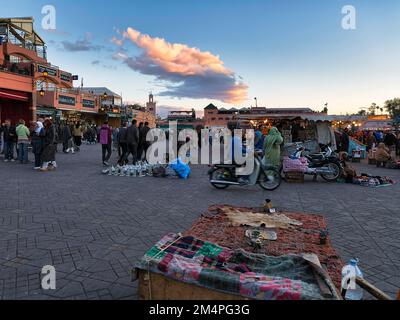 Passants locaux sur la place Djemaa el Fna, crépuscule, place des jongleurs, Marrakech, Maroc Banque D'Images