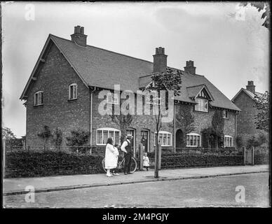 Juillet 1907 photo de l'une des maisons inlurées d'art et d'artisanat construites par George Cadbury dans son nouveau village modèle de Bournville, dans le sud-ouest de Birmingham. Le village a été principalement construit à la fin du 19th siècle et au début du 20th siècle avec des chalets et des maisons conçus pour "soulager les maux des conditions de vie modernes et plus exiguës". Copie d'archive numérisée d'un négatif en verre quart de plaque d'origine. Banque D'Images