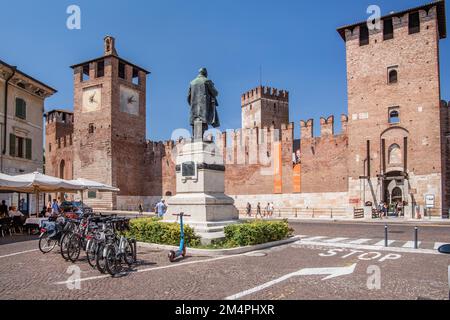 Statua di Camillo Benso Conte di Cavour en face du Castelvecchio, Vérone, Vénétie, Italie du Nord, Italie Banque D'Images