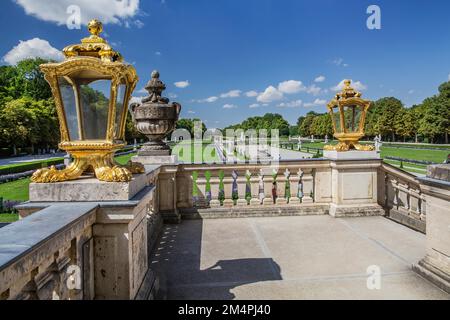 Escalier au palais avec vue sur le jardin baroque parterre dans le parc du palais, Palais Nymphenburg, Munich, haute-Bavière, Bavière, Allemagne Banque D'Images