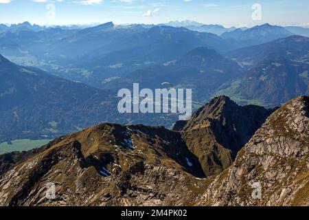 Vue du Nebelhorn aux Alpes d'Allgaeu, à l'arrière Kleinwalsertal et Hoher IFEN, Oberstdorf, Oberallgaeu, Allgaeu, Bavière, Allemagne Banque D'Images