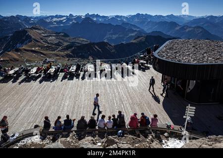 Personnes sur la terrasse panoramique de la station de Nebelhorn, vue sur les Alpes d'Allgaeu, Oberstdorf, Oberallgaeu, Allgaeu, Bavière, Allemagne Banque D'Images