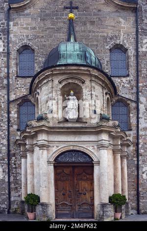 Portail d'entrée principal de l'ancienne église monastère de Saint Margareta, c. 1750, Baumburg, Altenmarkt an der Alz, Chiemgau, Bavière, Allemagne Banque D'Images