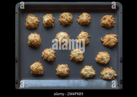 Macarons de noix de coco fraîchement cuits sur la plaque de cuisson, Bavière, Allemagne Banque D'Images