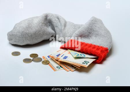 Billets en chaussettes de laine, stockage d'épargne, billets et pièces en euros Banque D'Images