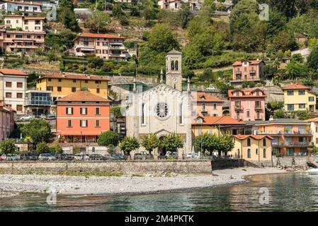 Vue sur l'église de la Sainte Trinité située dans le village d'Argegno sur les rives du lac de Côme, Lombardie, Italie Banque D'Images