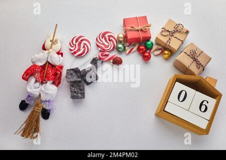 Le Befana au charbon doux et aux bonbons sur fond de bois. Tradition italienne d'Epiphanie Banque D'Images